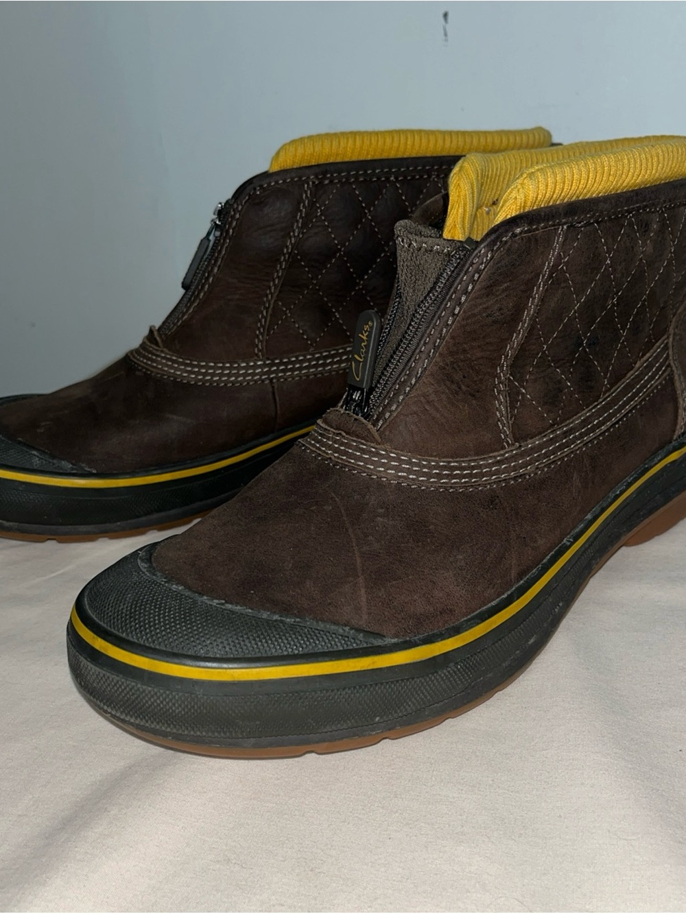 Clarks Muckers Waterproof Ankle Boots Womens 9.5 Brown Suede Leather Quilted Zip